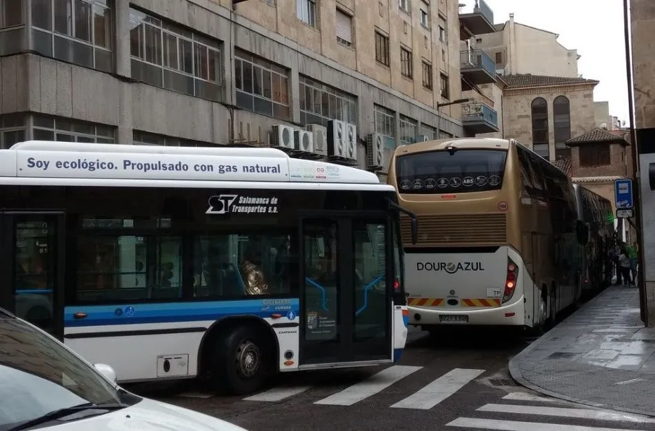 Foto 10 - Ciudadanos por la Defensa del Patrimonio pide restringir el paso de autocares de gran tama&ntilde;o por...
