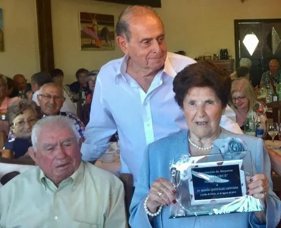 Foto 3 - La Asociaci&oacute;n Santa Cruz de Casillas homenajea a tres de sus socias m&aacute;s veteranas  