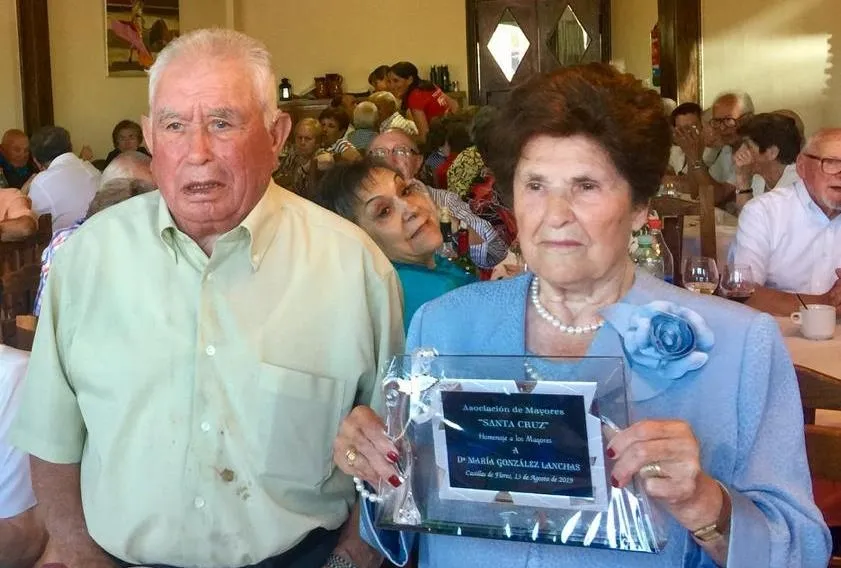 Foto 2 - La Asociaci&oacute;n Santa Cruz de Casillas homenajea a tres de sus socias m&aacute;s veteranas  