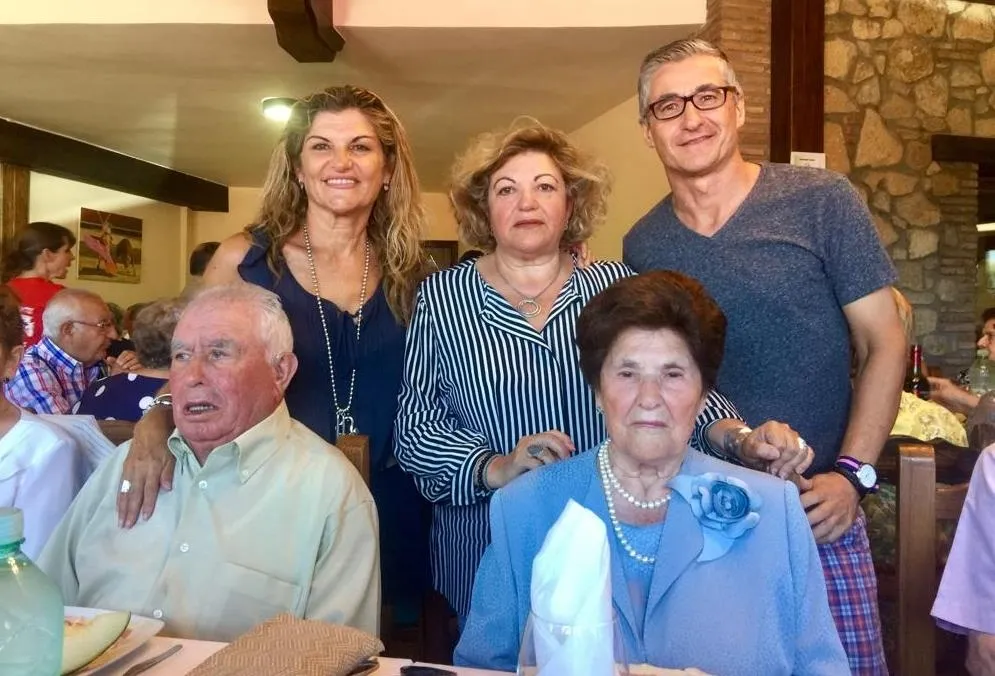 Foto 4 - La Asociaci&oacute;n Santa Cruz de Casillas homenajea a tres de sus socias m&aacute;s veteranas  