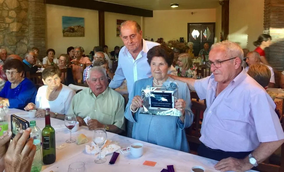 La Asociación Santa Cruz de Casillas homenajea a tres de sus socias más veteranas  