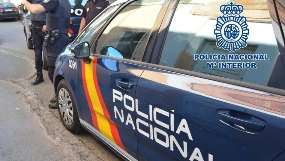 A la llegada de los agentes a la vivienda la víctima, que se encontraba en un estado de gran nerviosismo y con la cara desfigurada a causa de los golpes, manifestó que su hijo había llegado a casa en estado de embriaguez y con actitud violenta