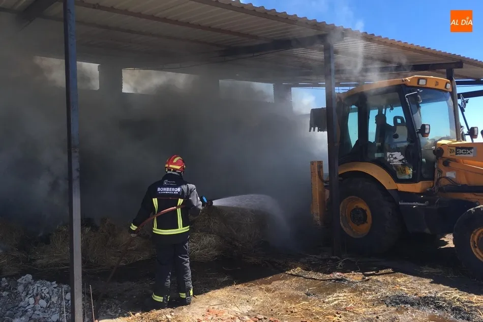 Foto 4 - Efectivos del Parque de Bomberos de Lumbrales tratan de controlar el incendio de una nave en...