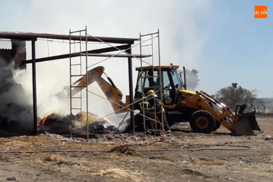 Foto 3 - Efectivos del Parque de Bomberos de Lumbrales tratan de controlar el incendio de una nave en...