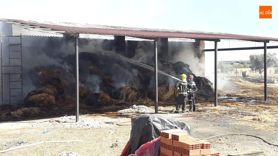 Foto 2 - Efectivos del Parque de Bomberos de Lumbrales tratan de controlar el incendio de una nave en...