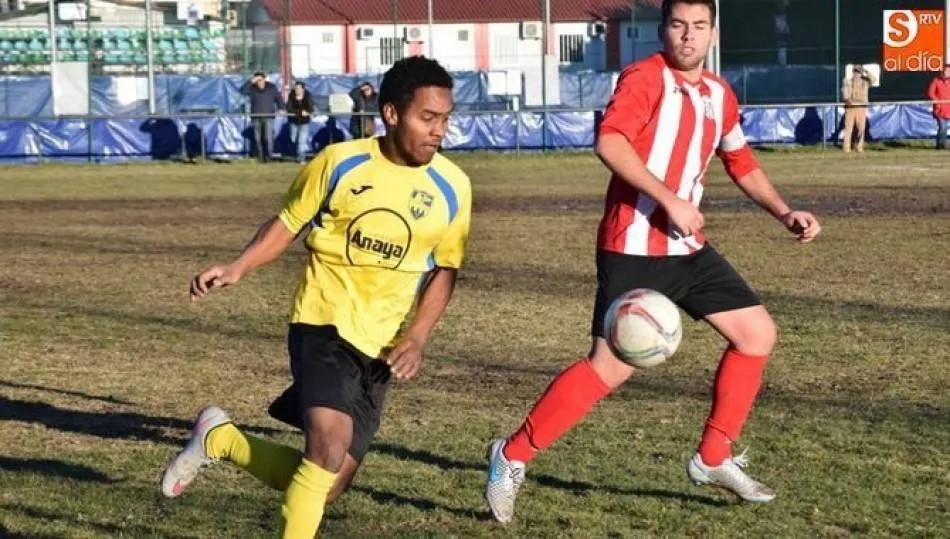 Edwin durante su anterior etapa en el Alba de Tormes CF / Archivo