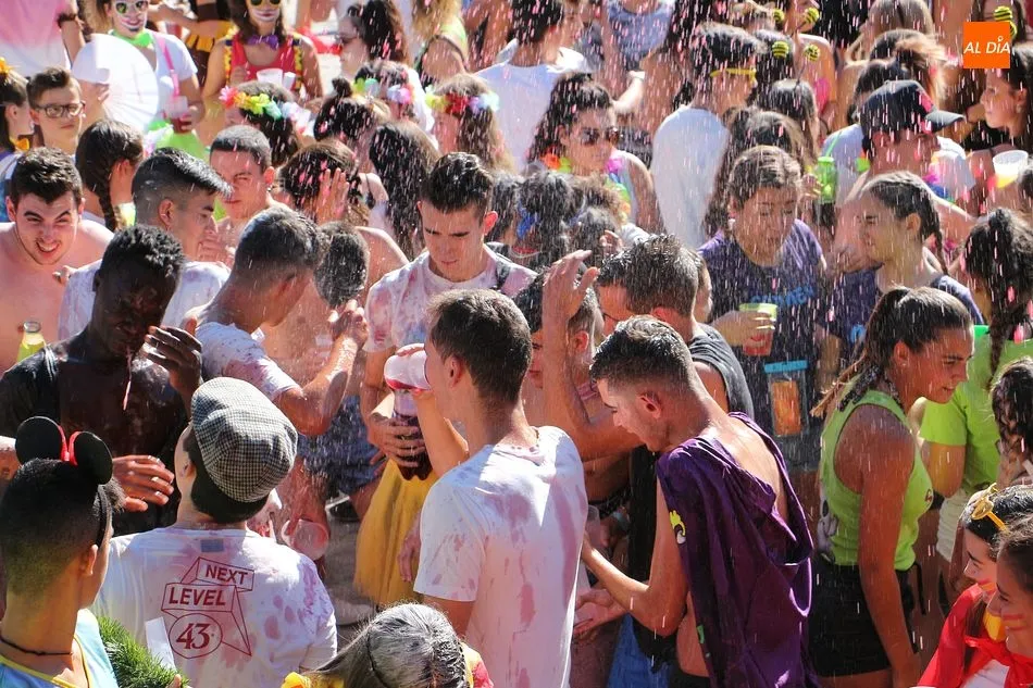 Foto 2 - Guijuelo entra en las fiestas con un colorido chupinazo