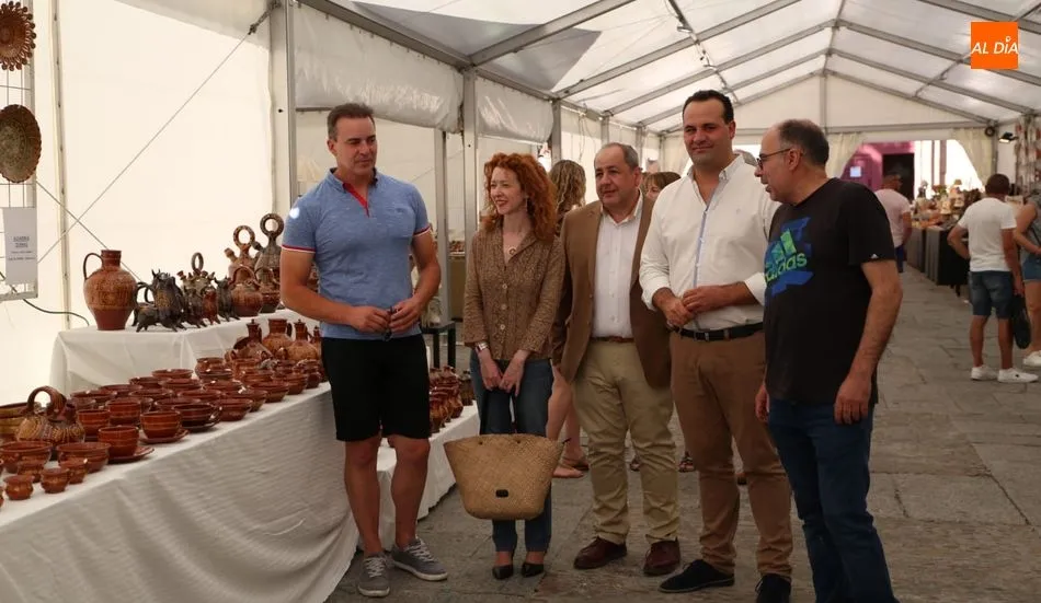 La alcaldesa en funciones, Ana Suárez, acompañada por el diputado de Cultura, David Mingo, en la inaguración de la feria. Foto: Víctor Sánchez