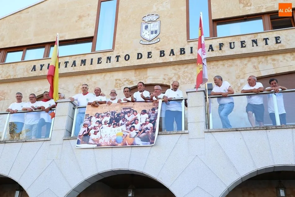 Peña El Desastre, en el balcón del ayuntamiento tras el pregón