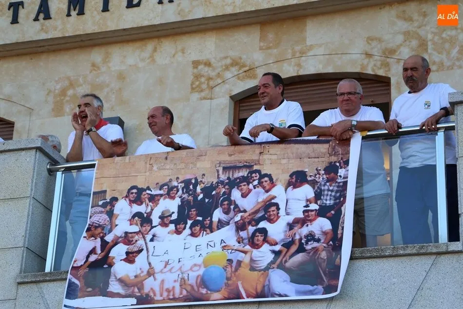 Foto 7 - La pe&ntilde;a El Desastre abre las fiestas de Babilafuente haciendo honor a su nombre