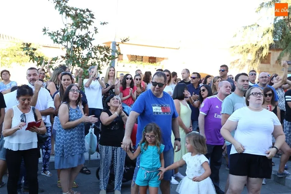 Foto 4 - La pe&ntilde;a El Desastre abre las fiestas de Babilafuente haciendo honor a su nombre