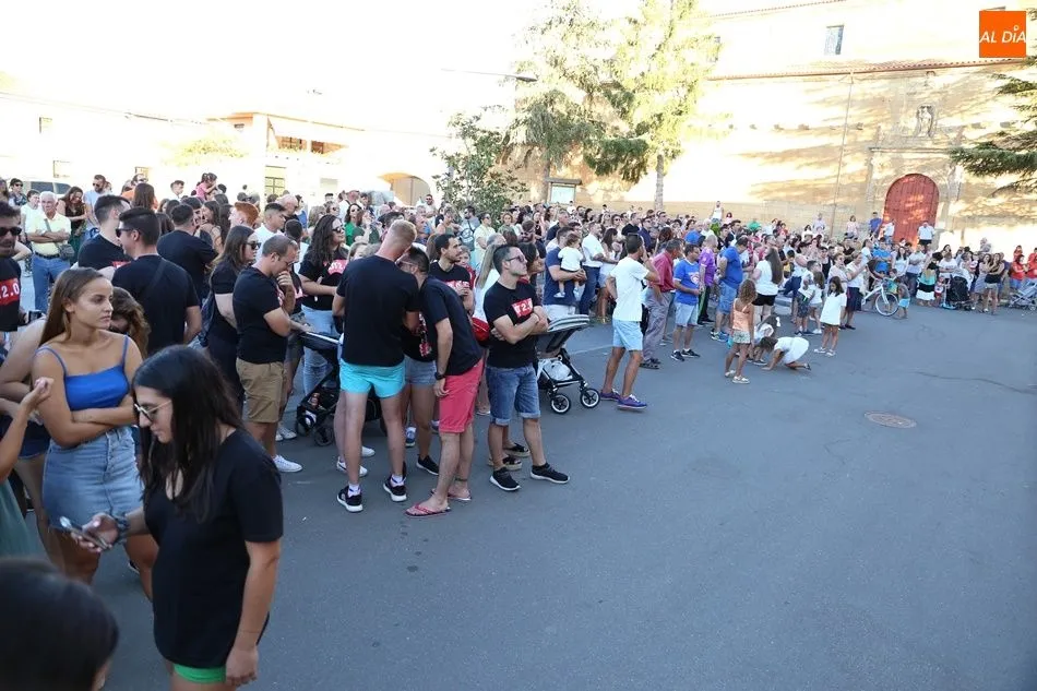 Foto 2 - La pe&ntilde;a El Desastre abre las fiestas de Babilafuente haciendo honor a su nombre