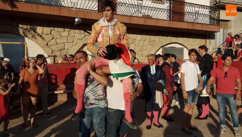 Jesús de la Calzada salió a hombros de Villarino tras ejecutar una excelente estocada al tercero de la tarde / CORRAL Y MARIBEL