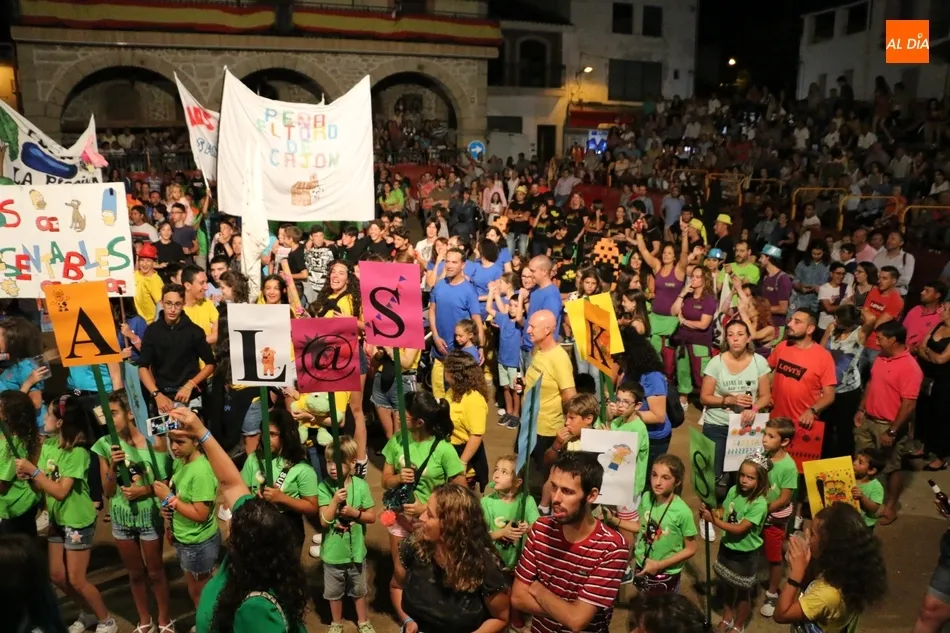 Las peñas volvieron a llenar la Plaza de Villarino de alegría y color / CORRAL