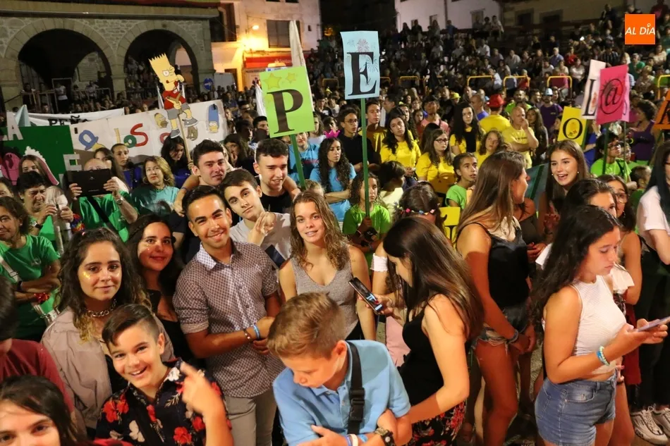 Foto 6 - Las pe&ntilde;as llenan de color y alegr&iacute;a la Plaza de Villarino en el inicio oficial de las fiestas  