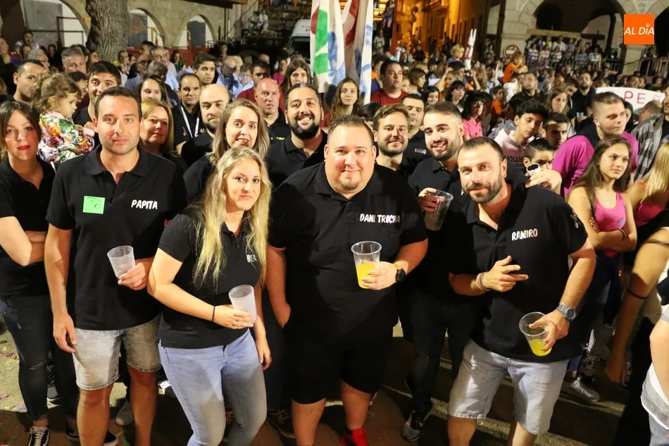Foto 5 - Las pe&ntilde;as llenan de color y alegr&iacute;a la Plaza de Villarino en el inicio oficial de las fiestas  