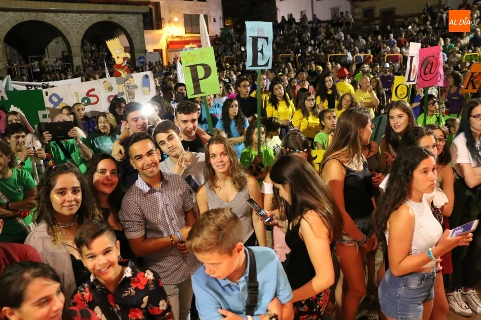 Foto 4 - Las pe&ntilde;as llenan de color y alegr&iacute;a la Plaza de Villarino en el inicio oficial de las fiestas  