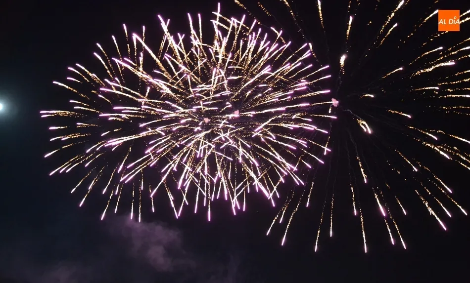 Los fuegos artificiales brillan en el cielo mirobrigense junto a una luna casi llena  