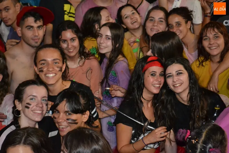 Foto 4 - Explosi&oacute;n de alegr&iacute;a y color para dar la bienvenida a las fiestas de San Roque en Macotera
