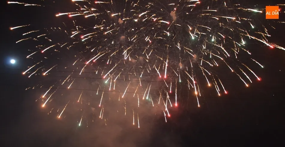 Foto 11 - Los fuegos artificiales brillan en el cielo mirobrigense junto a una luna casi llena  
