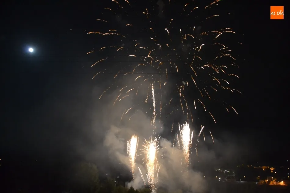 Foto 10 - Los fuegos artificiales brillan en el cielo mirobrigense junto a una luna casi llena  