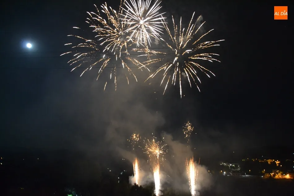 Foto 9 - Los fuegos artificiales brillan en el cielo mirobrigense junto a una luna casi llena  