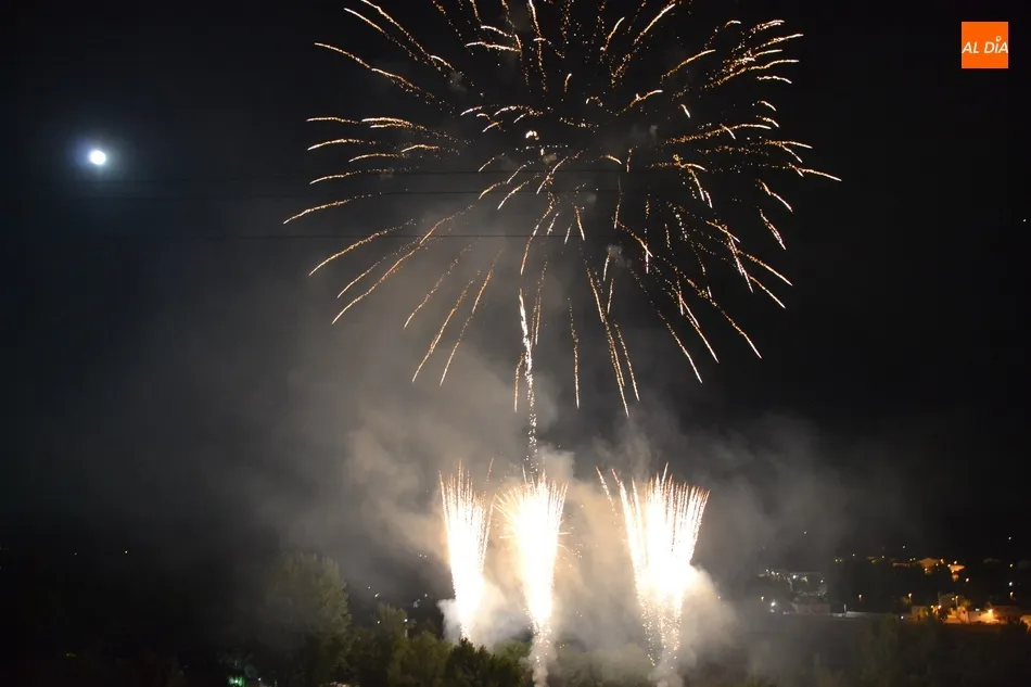 Foto 8 - Los fuegos artificiales brillan en el cielo mirobrigense junto a una luna casi llena  