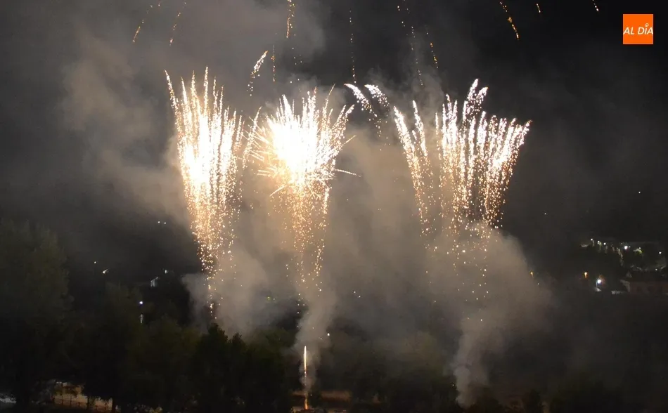Foto 7 - Los fuegos artificiales brillan en el cielo mirobrigense junto a una luna casi llena  