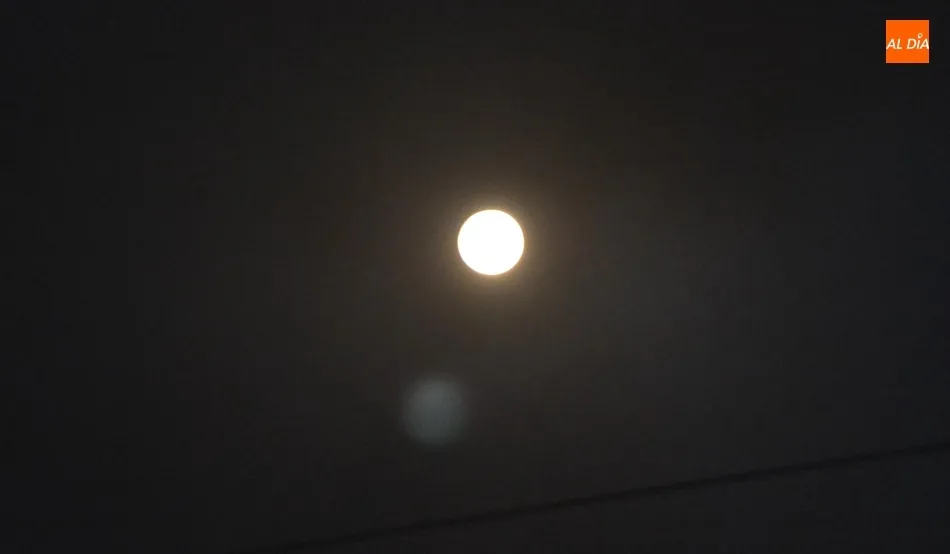 Foto 4 - Los fuegos artificiales brillan en el cielo mirobrigense junto a una luna casi llena  
