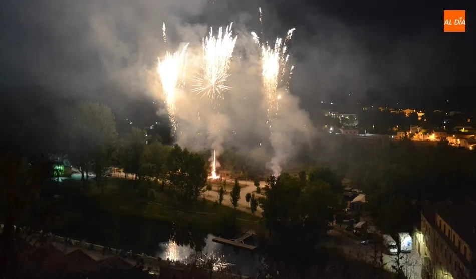 Foto 6 - Los fuegos artificiales brillan en el cielo mirobrigense junto a una luna casi llena  