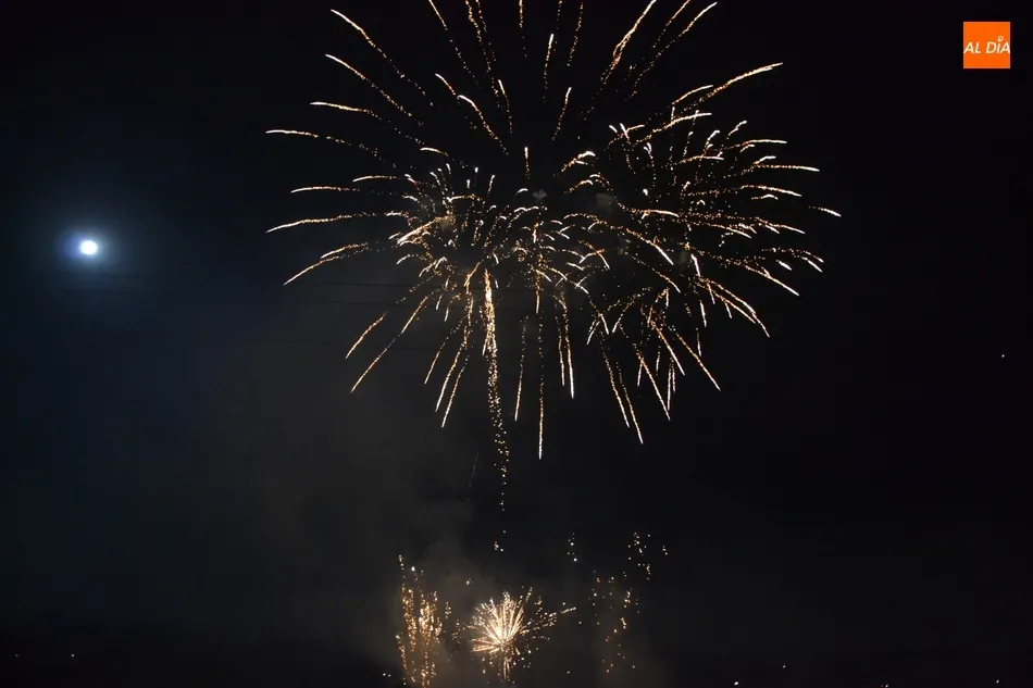 Foto 5 - Los fuegos artificiales brillan en el cielo mirobrigense junto a una luna casi llena  
