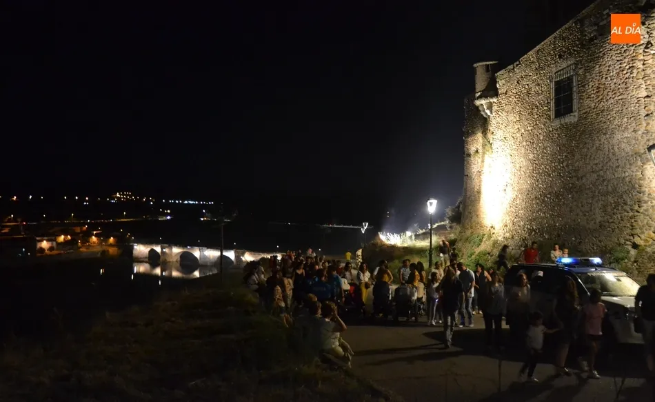 Foto 3 - Los fuegos artificiales brillan en el cielo mirobrigense junto a una luna casi llena  