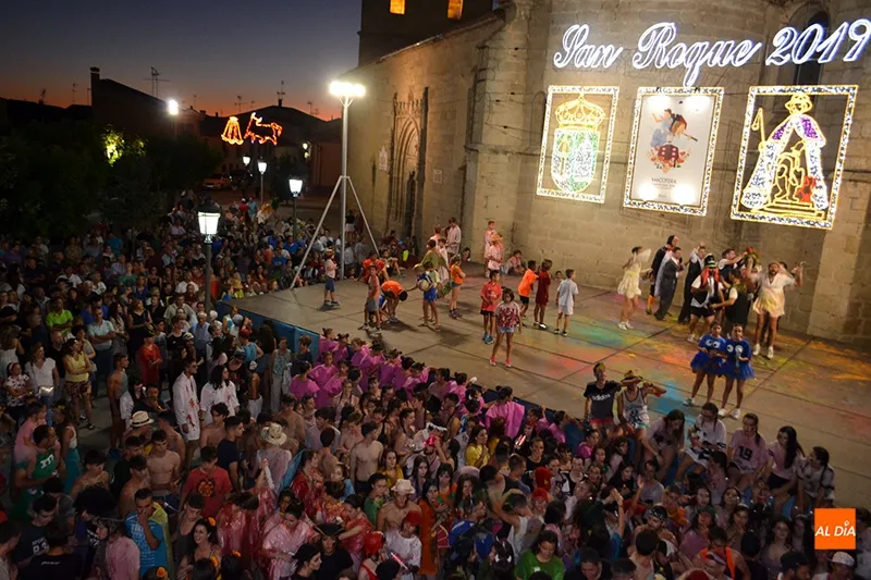 Macotera daba una multitudinaria bienvenida a las fiestas de San Roque en la Plaza Mayor