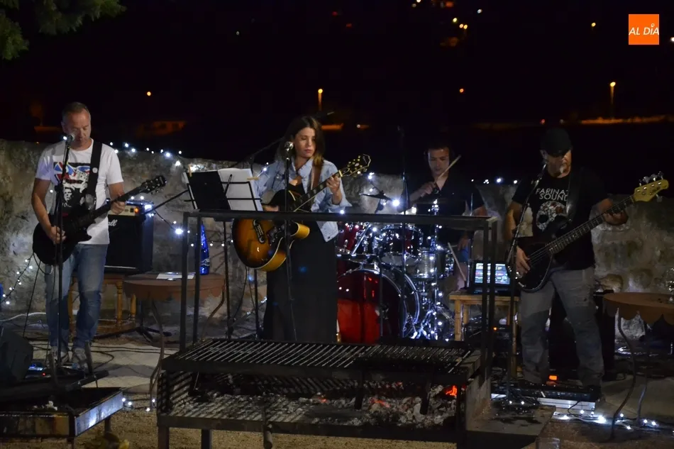 Lleno absoluto en la barbacoa de los fuegos artificiales del Parador  