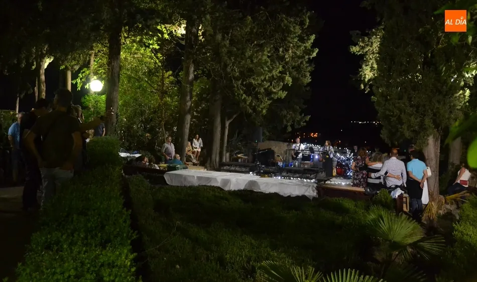 Foto 11 - Lleno absoluto en la barbacoa de los fuegos artificiales del Parador  