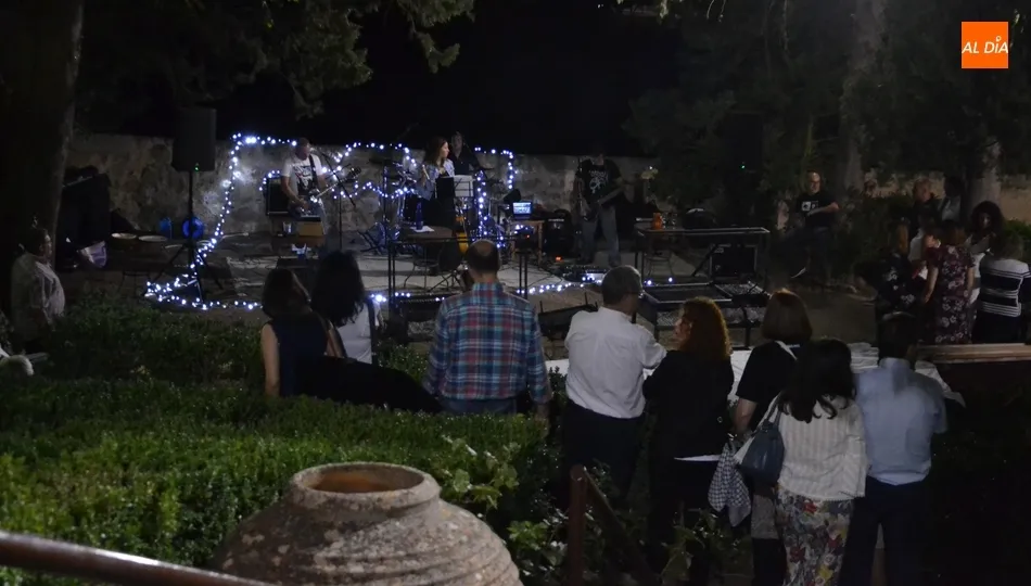 Foto 7 - Lleno absoluto en la barbacoa de los fuegos artificiales del Parador  