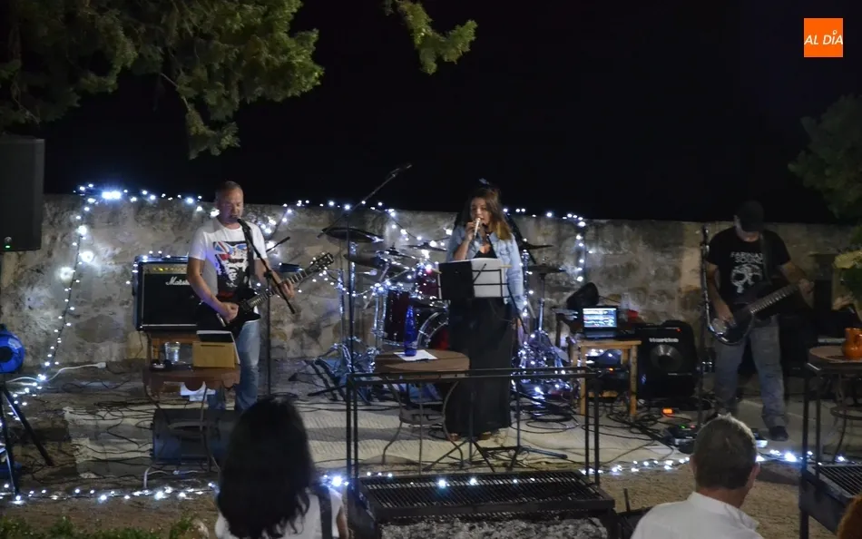 Foto 6 - Lleno absoluto en la barbacoa de los fuegos artificiales del Parador  