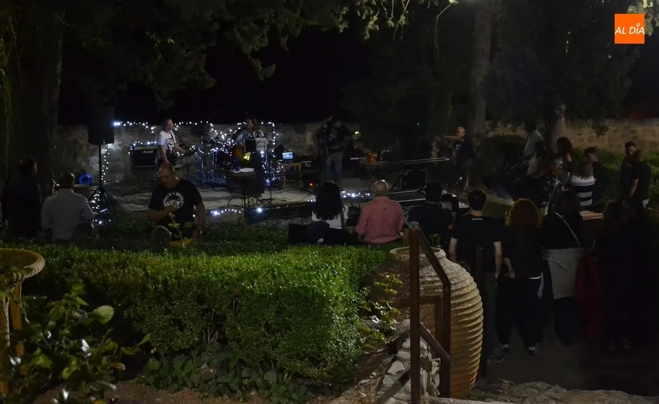 Foto 5 - Lleno absoluto en la barbacoa de los fuegos artificiales del Parador  