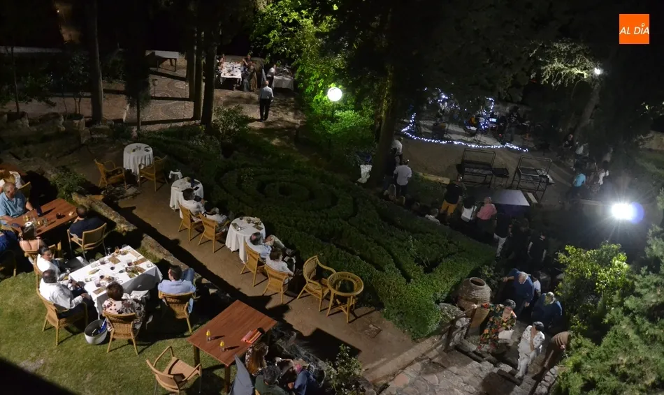 Foto 4 - Lleno absoluto en la barbacoa de los fuegos artificiales del Parador  
