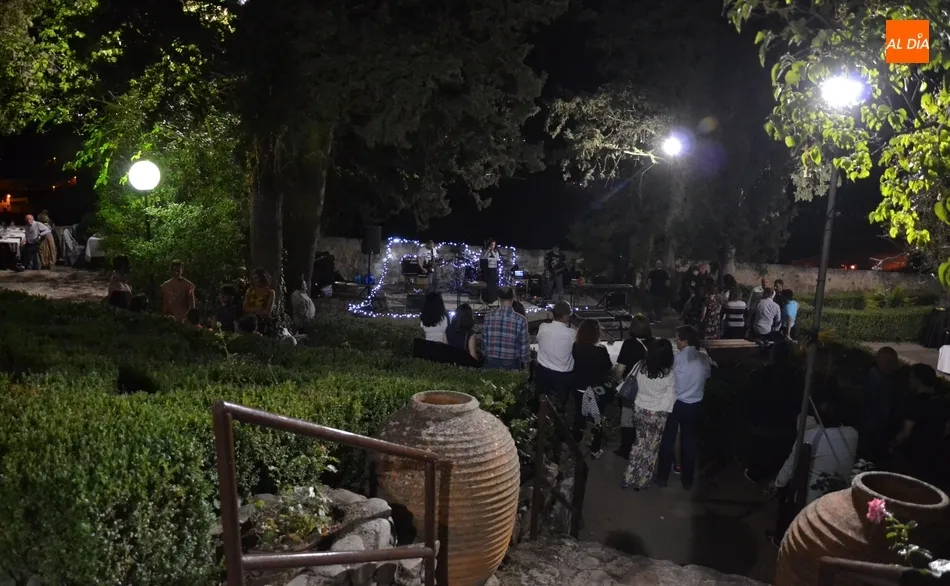 Foto 8 - Lleno absoluto en la barbacoa de los fuegos artificiales del Parador  