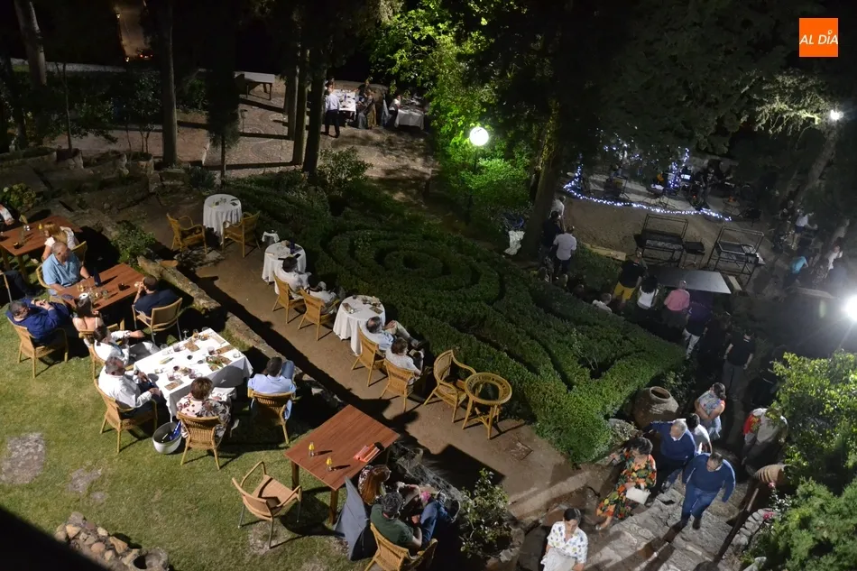 Foto 3 - Lleno absoluto en la barbacoa de los fuegos artificiales del Parador  