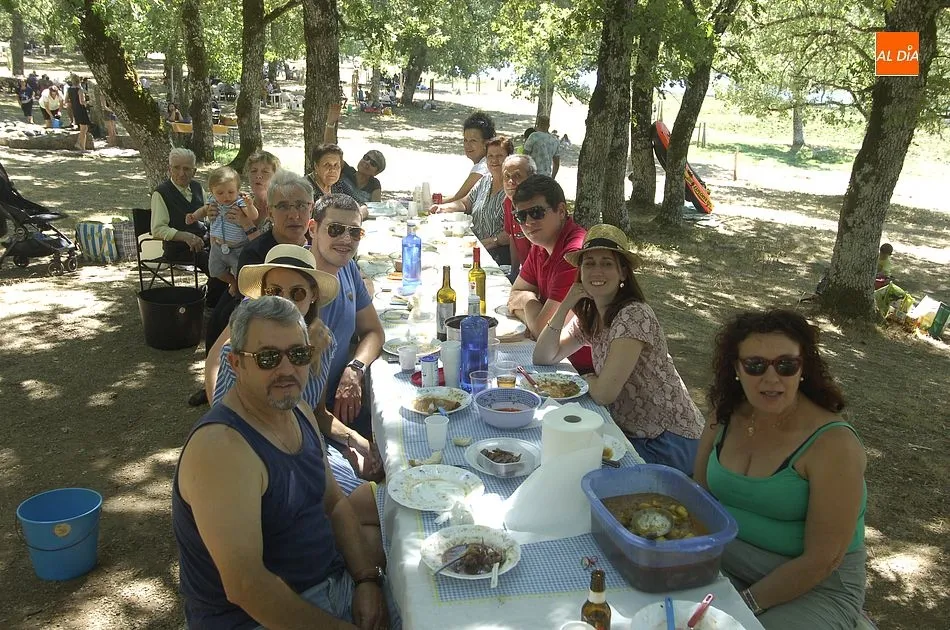 Foto 10 - Cientos de payengos degustan una caldereta en el Charco del Palo  
