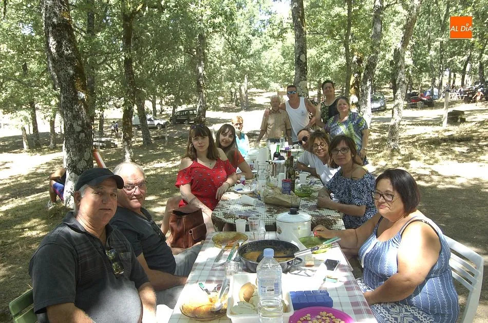 Foto 9 - Cientos de payengos degustan una caldereta en el Charco del Palo  