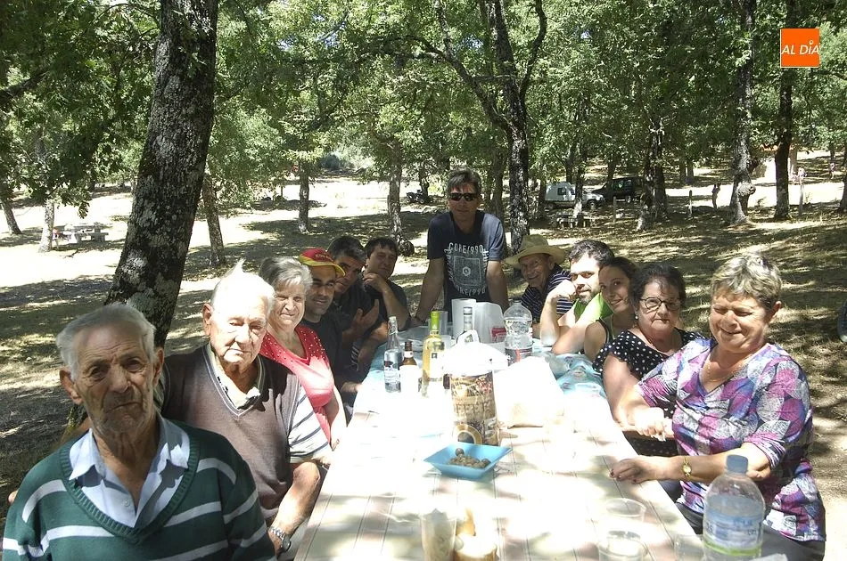 Foto 7 - Cientos de payengos degustan una caldereta en el Charco del Palo  