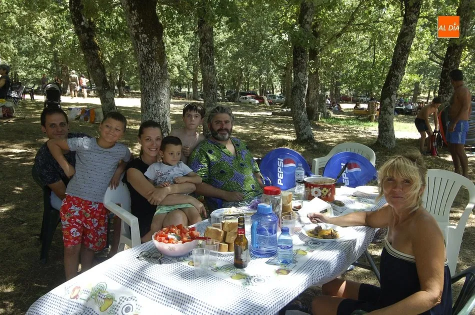Foto 6 - Cientos de payengos degustan una caldereta en el Charco del Palo  