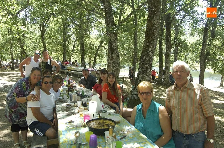 Foto 8 - Cientos de payengos degustan una caldereta en el Charco del Palo  