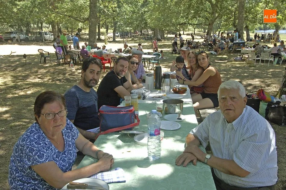 Foto 5 - Cientos de payengos degustan una caldereta en el Charco del Palo  