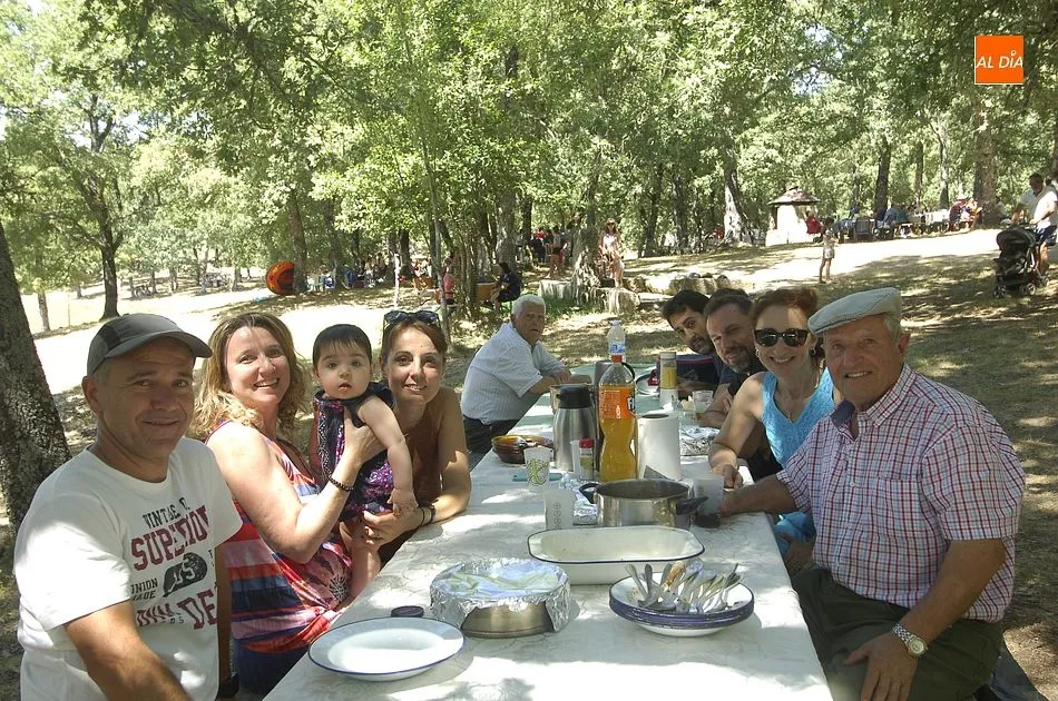 Foto 4 - Cientos de payengos degustan una caldereta en el Charco del Palo  