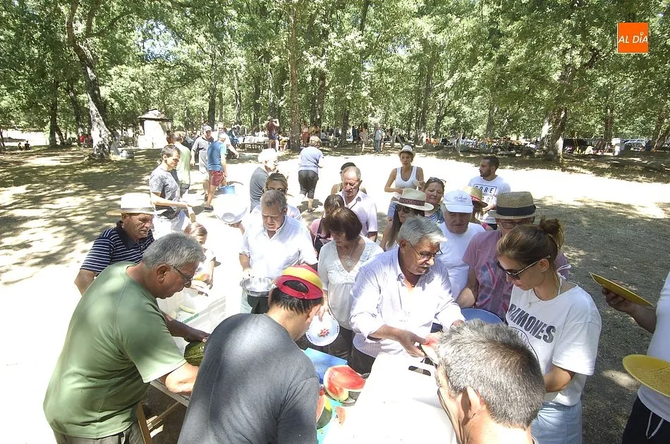 Foto 2 - Cientos de payengos degustan una caldereta en el Charco del Palo  