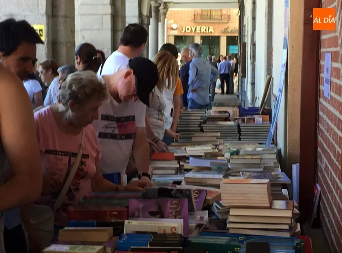 Foto 5 - Cientos de lectores se citan en el recuperado Mercadillo de Libros Olvidados de la Biblioteca